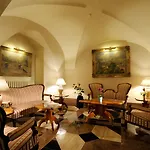 Отель The Charles 4*